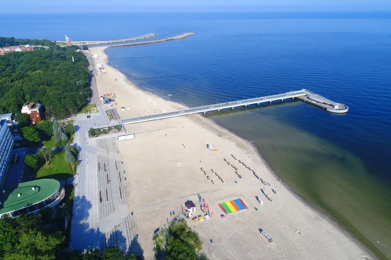 Kołobrzeg atrakcje dla dorosłych: szeroka plaża, molo, deptak i zielone tereny zachęcają do relaksu i aktywnego wypoczynku nad morzem.