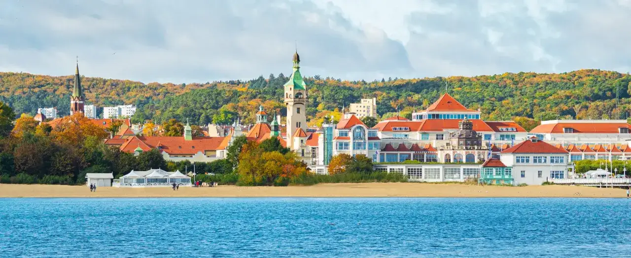 Sopot: spacer po plaży, zwiedzanie zabytkowych budynków i podziwianie jesiennych widoków.