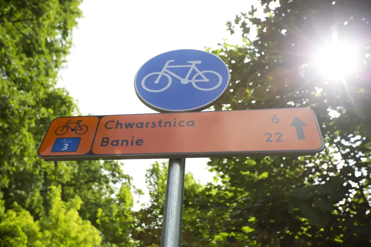 Znak rowerowy z symbolem niebieskiego velo. Kierunkowskaz wskazuje trasę do Chwarstnicy i Baniewic.