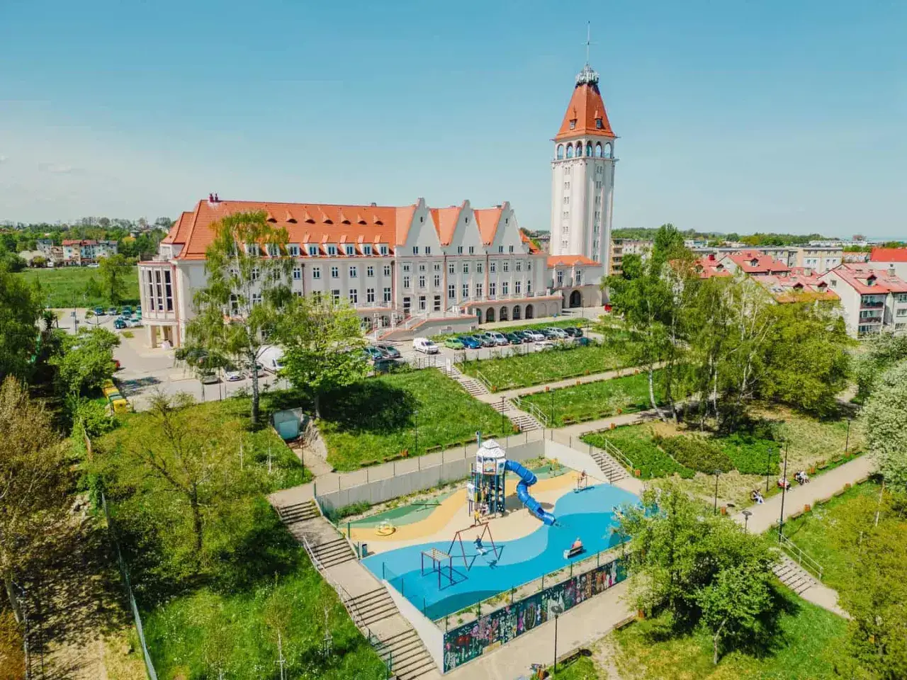 Władysławowo: wieża widokowa góruje nad budynkiem i placem zabaw.