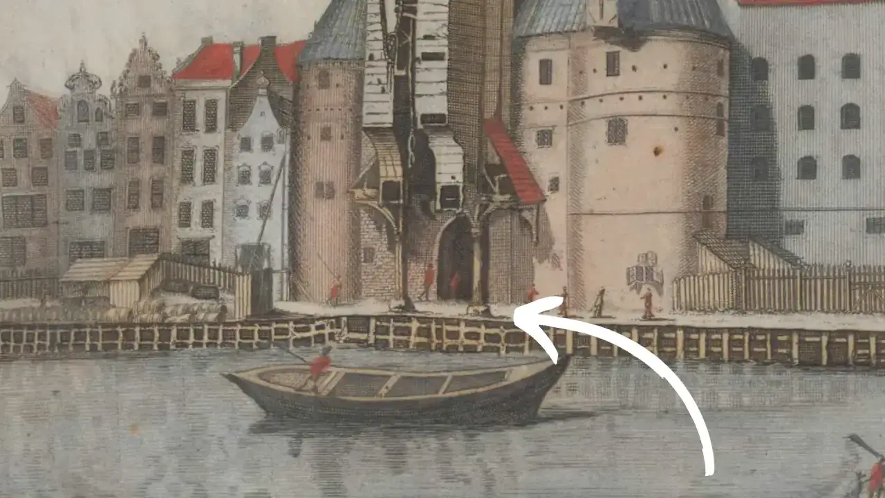 Gdańsk Żuraw, zabytkowy dźwig portowy, na tle kamieniczek i rzeki z łodzią.