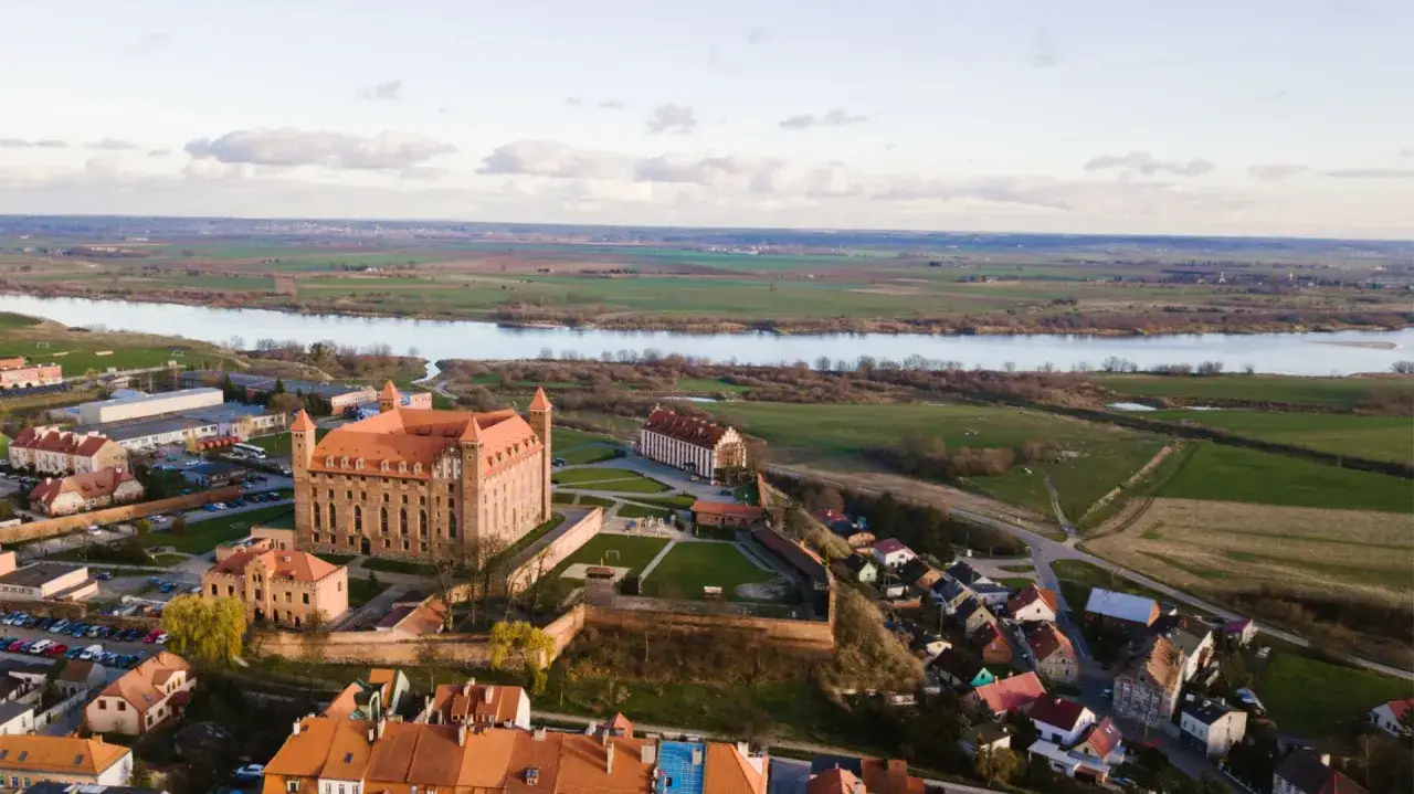 Zamek w Gniewie, malownicze atrakcje nad Wisłą. Widok z lotu ptaka na historyczną budowlę i okolicę.