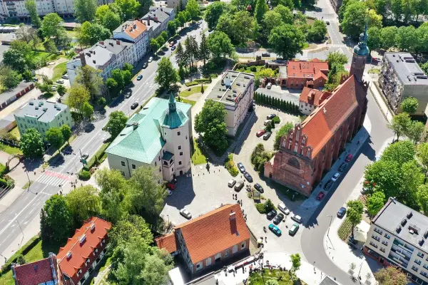 Widok z lotu ptaka na miasto Słupsk, z dominującymi budynkami kościoła i zamku.