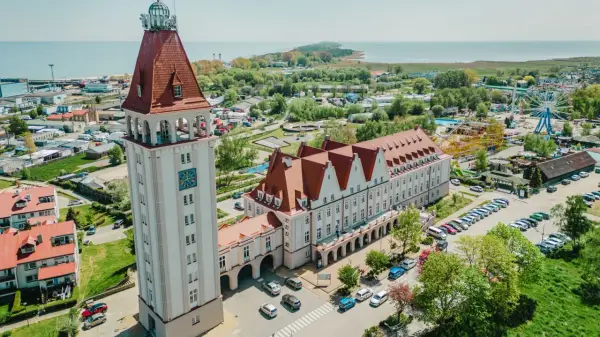 Wieża widokowa Władysławowo góruje nad miastem i morzem. W tle wesołe miasteczko i plaża.