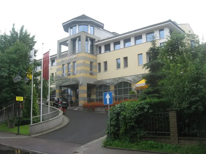 Hotel Haffner, nazwany na cześć Jana Jerzego Haffnera, wita gości nowoczesną architekturą i zielenią.