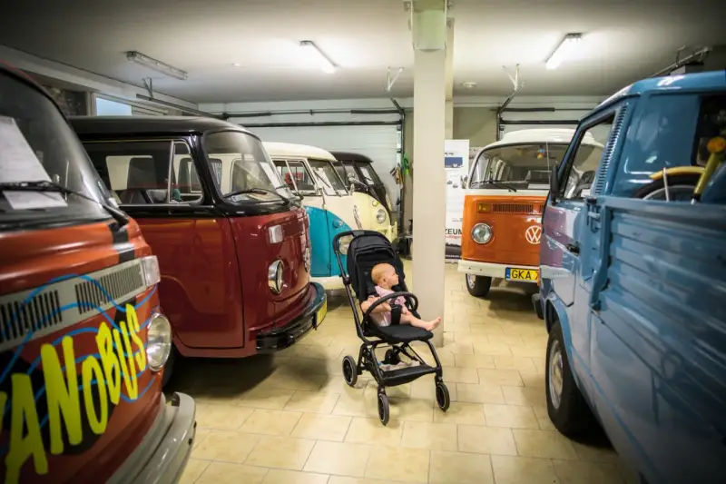Maluch w wózku wśród klasyków w Muzeum Volkswagena w Pępowie.
